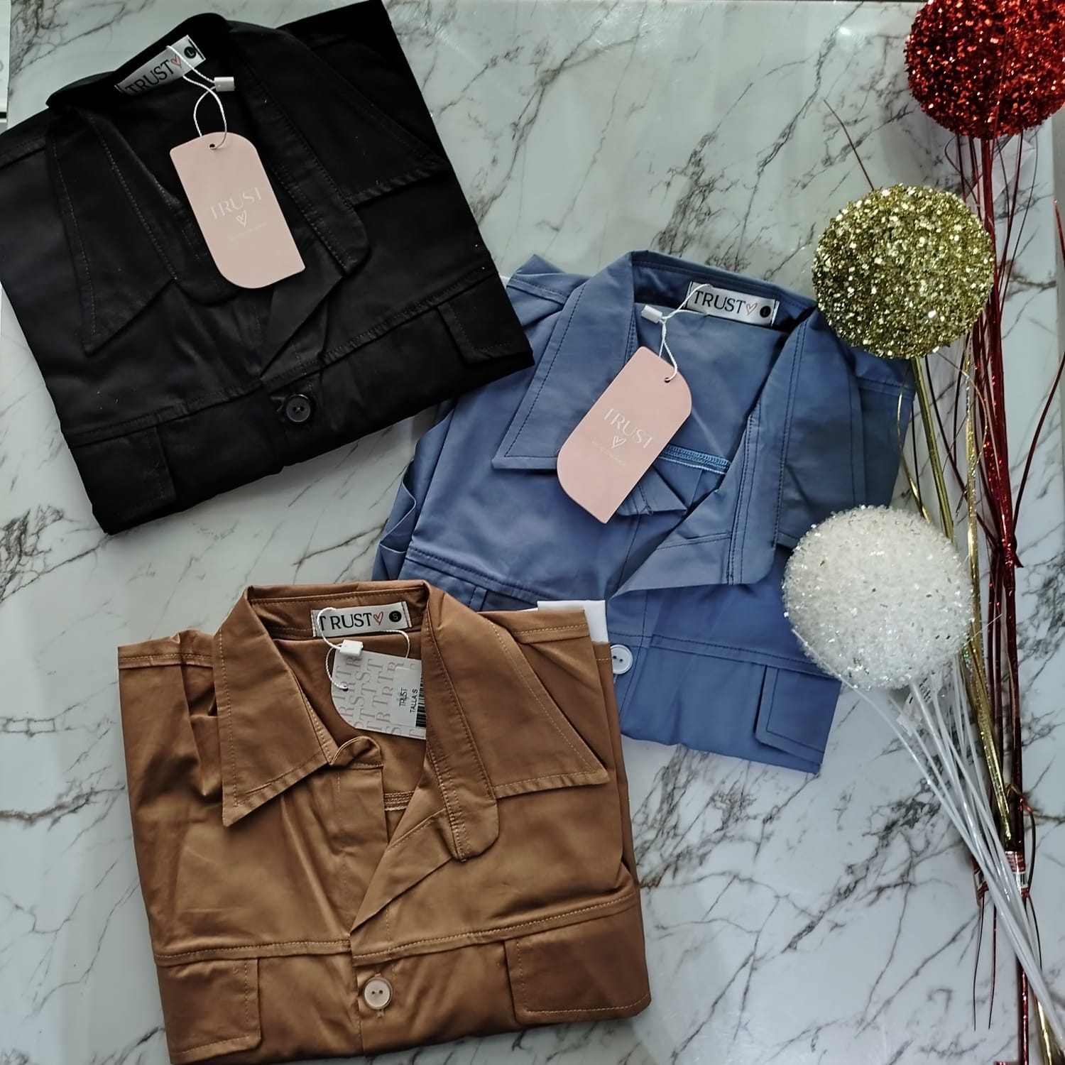 Blusas de botones y bolsitas en los costados, marca Trust en tres colores diferentes